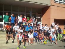 Foto de familia de Lucas y su familia con algunos de los participantes en la jornada